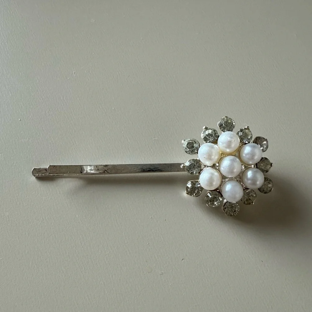 Elegant Pearl and Crystal Hair Clip